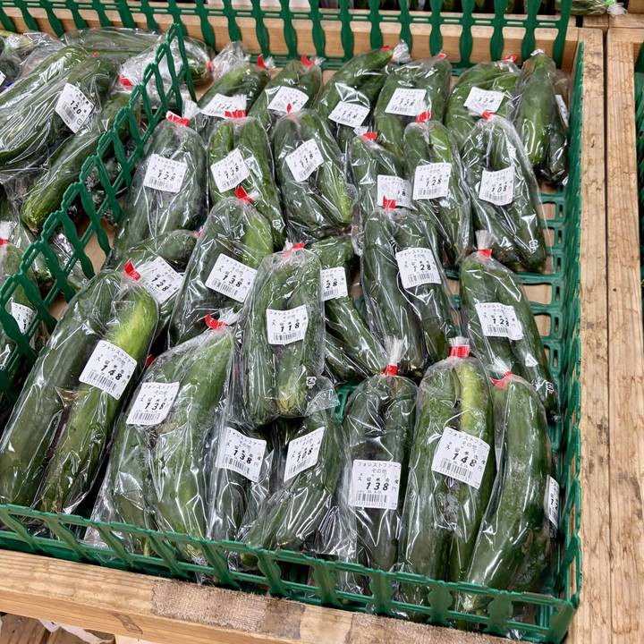 売り場のかごに並ぶきゅうり